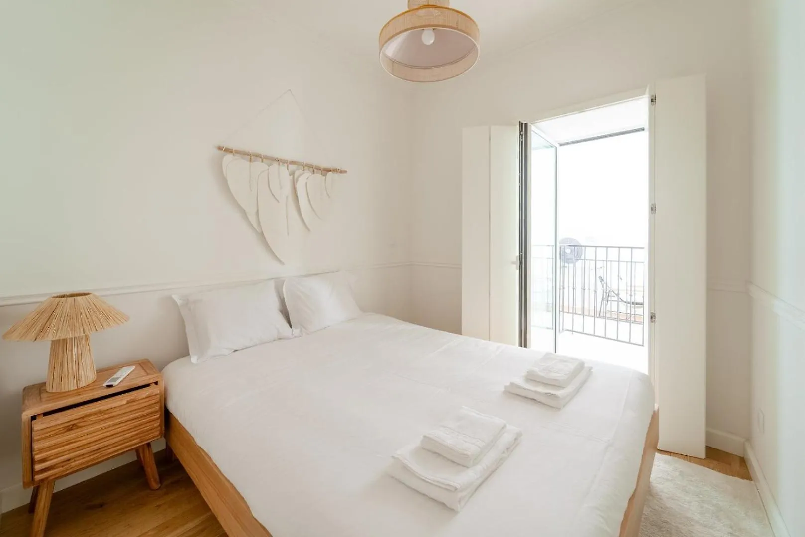 Newly Renovated 2Br Apartment With Ac & Terrace | By Airnest Lizbona 0*,  Portugalia