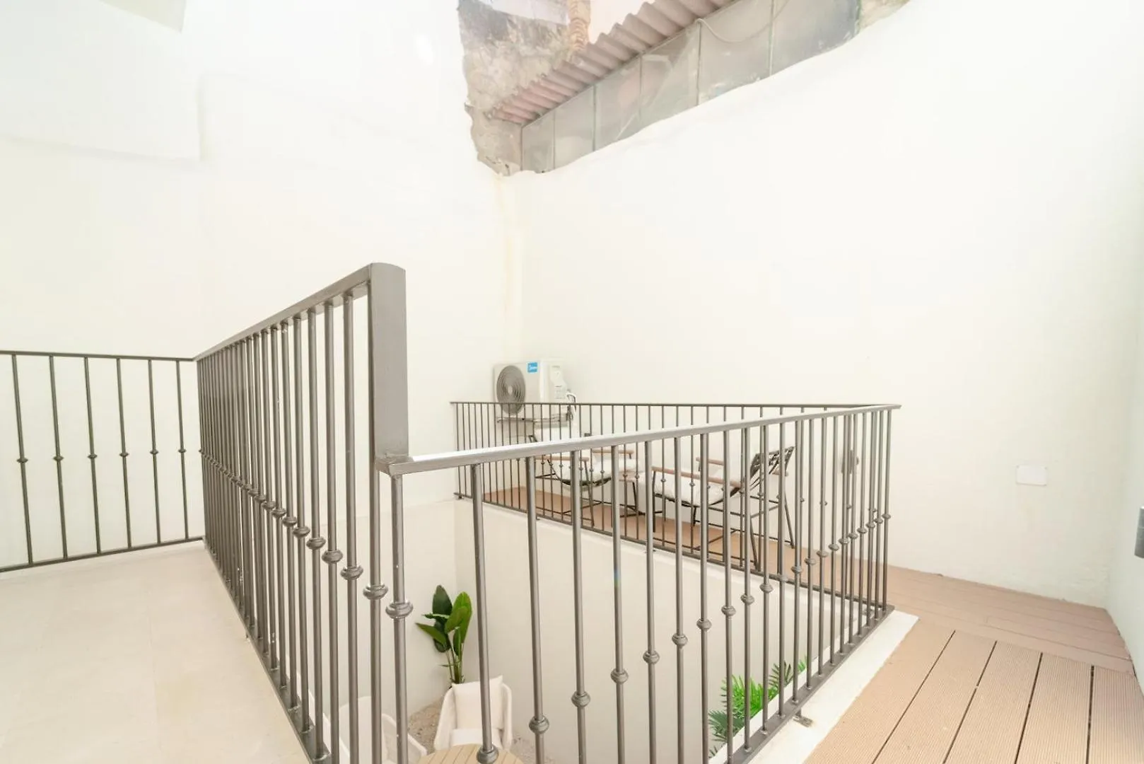 Newly Renovated 2Br Apartment With Ac & Terrace | By Airnest Lizbona 0*,  Portugalia