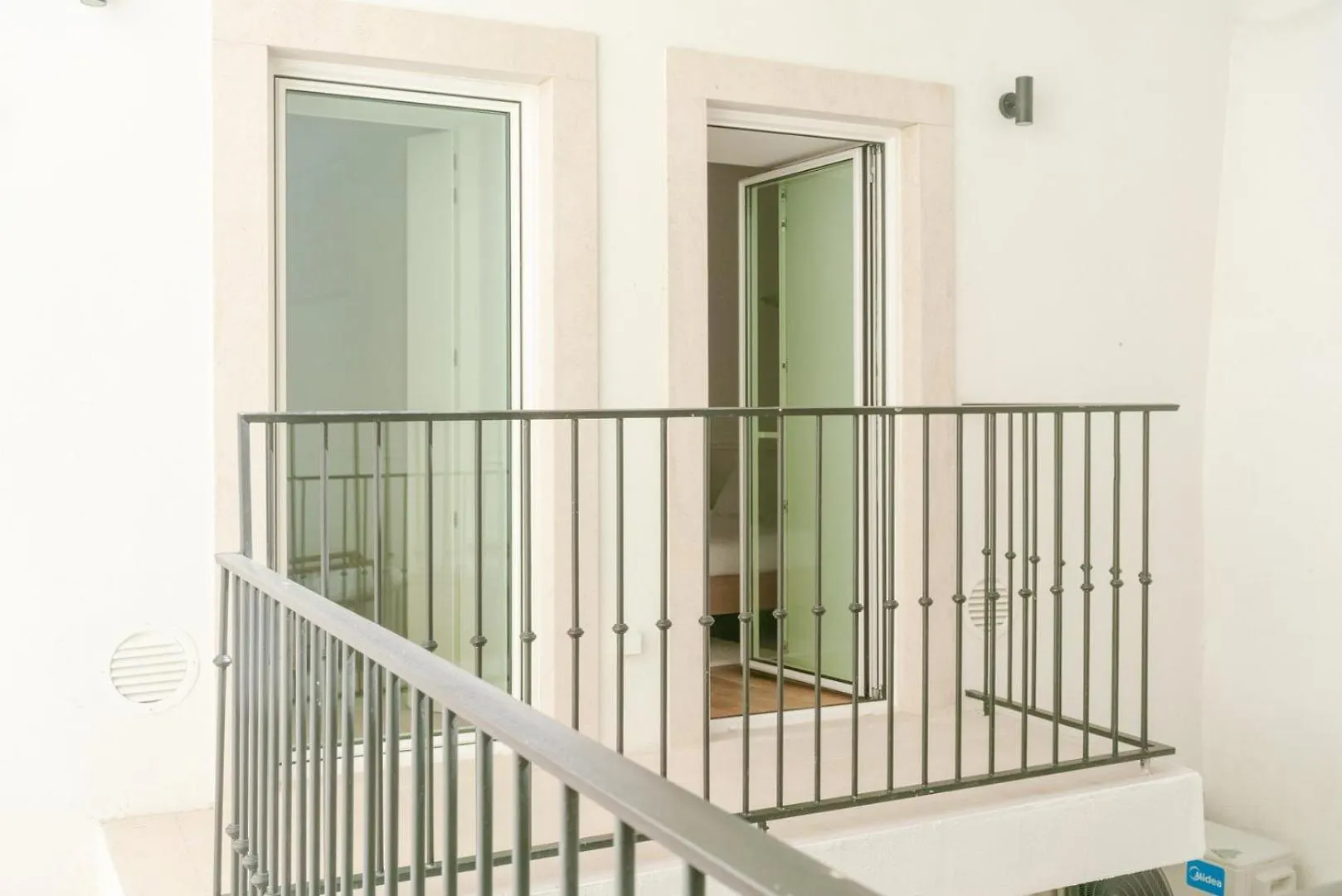 Newly Renovated 2Br Apartment With Ac & Terrace | By Airnest Lizbona